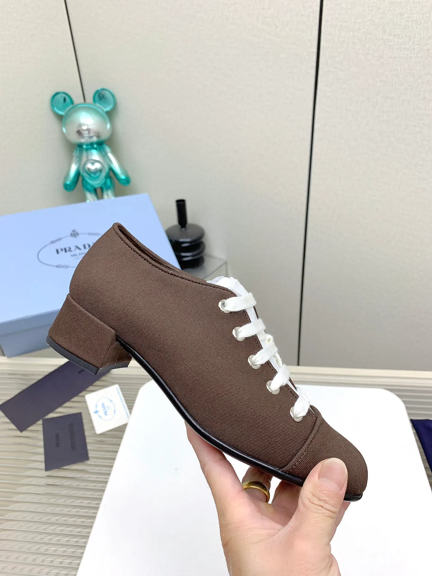 👟👟Ex-factory price 620👟👟 (Higher version) Prada 25/Spring and Summer Catwalk New lace-up hollow shoelace Mary Jane thick heel shoes This year’s lace-up element is super popular and really fashionable. I am obsessed with the appearance and comfort! The salty or sweet doll head design is full of girlishness. It is retro and playful yet elegant. The key is that it is easy to wear. ✔️Upper: original customized fabric ✔️Inner: sheepskin ✔️Outsole: genuine leather outsole imported from Italy ✔️Size: #35-41 (40.41 custom-made, non-refundable)